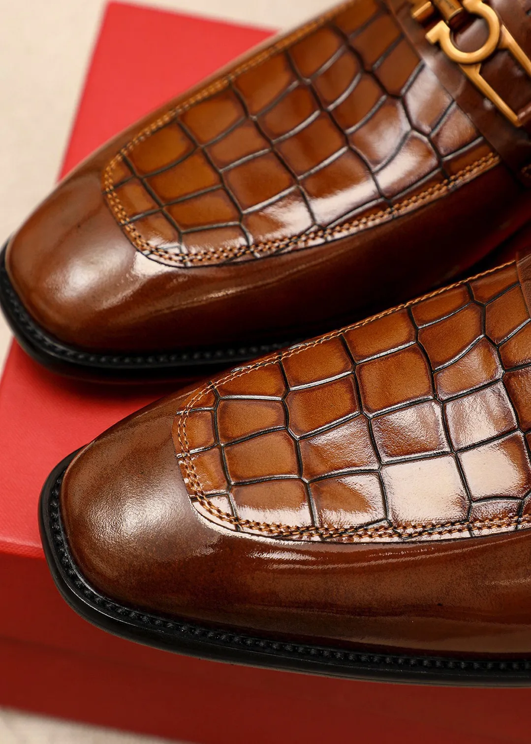 Men's shoes 💰480💰 Product trademark: Ferragamo "Ferragamo" casual leather shoes Regular size: 38-44 (45🉑️customized) Product materials: Selected imported first-layer open-edge beaded calfskin embossed upper + original hardware buckle, imported water-dyed cowhide leather lining. Strong three-dimensional visual effect, combined outsole Color: 2⃣️colors available